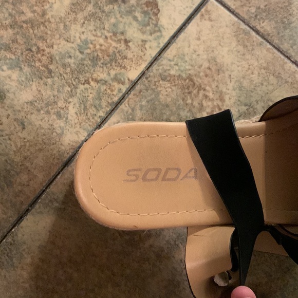 SODA Platform Sandals - Picture 9 of 9